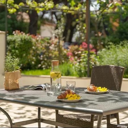 Apartment Sea View 100m To Parking 3 Bedrooms Private Garden Pula